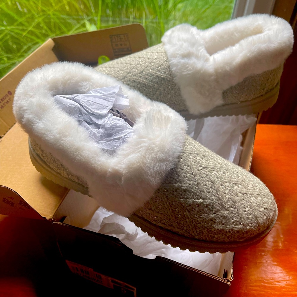 Skechers Cozy Lite Sparkle Knit Slippers NWT Size 5